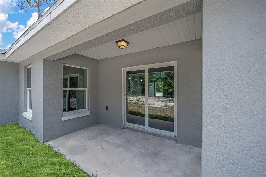 Exterior details and patio area of a home in , Dunnellon (Image 10).