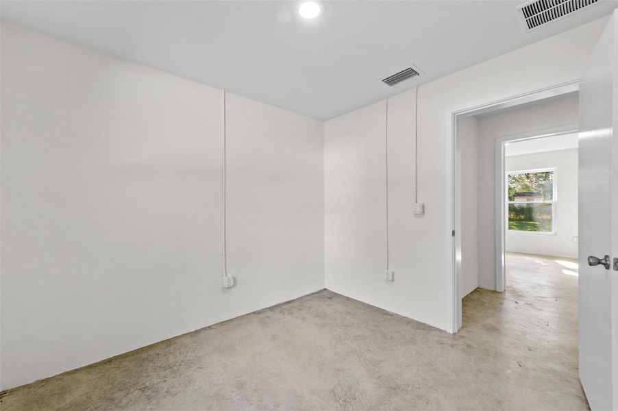 Spacious, unfurnished interior of a new home in , Fort Pierce (Image 12).