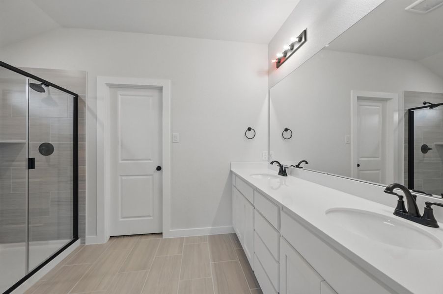 Representative furnished interior of a home built from the Essex by Cheldan Homes in Stoneview, Glen Rose (Image 55).