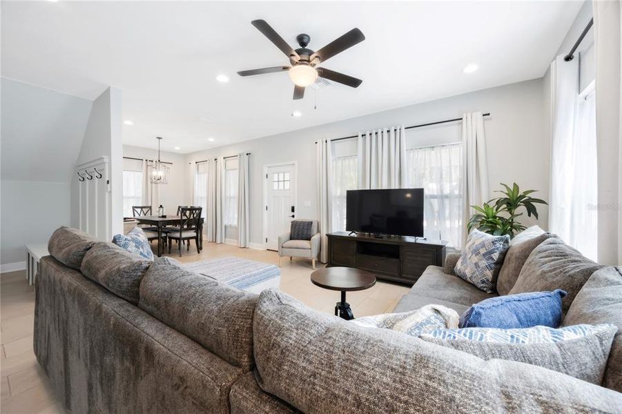 Furnished interior view inside a new home in , Tarpon Springs (Image 18).