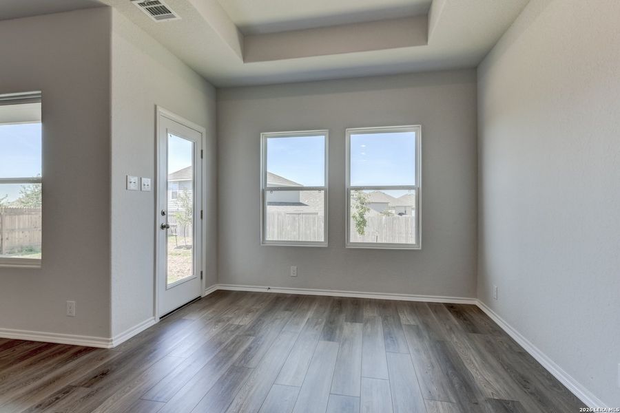 Spacious, unfurnished interior of a new home in Hennersby Hollow, San Antonio (Image 19).