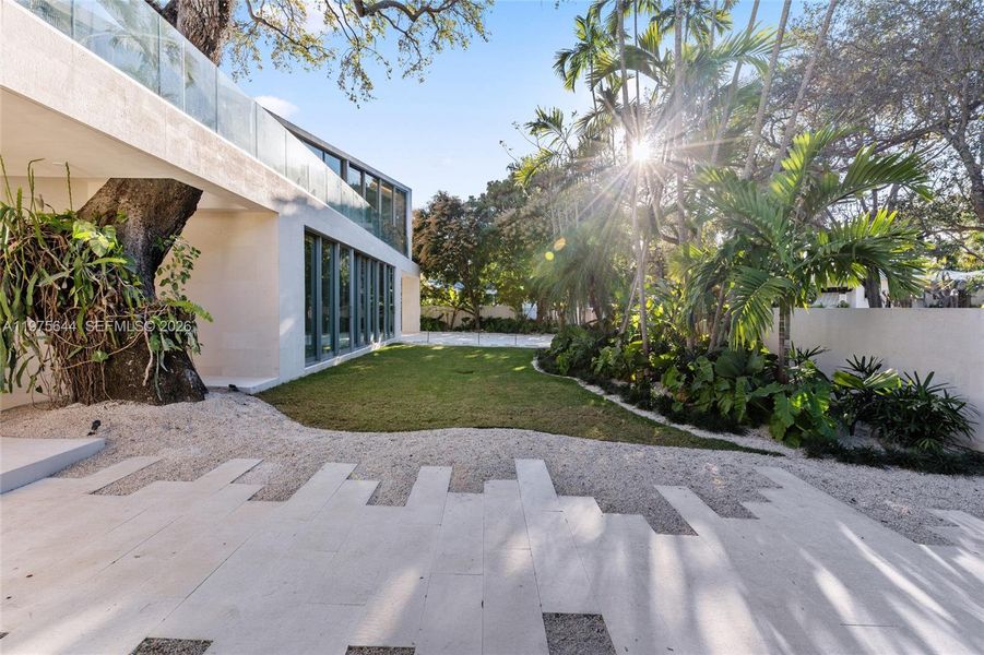 Exterior details and patio area of a home in , Miami (Image 38).