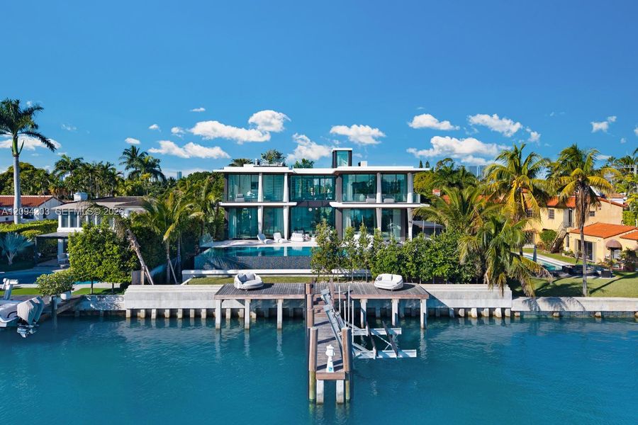 Condo located in Miami Beach, FL showcasing its design and architecture (Image 37).