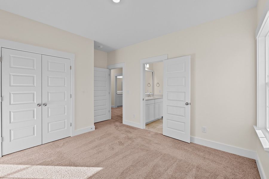 Spacious, unfurnished interior of a new home in Fieldstone, Lexington (Image 41).