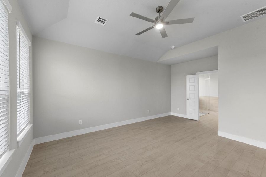 Spacious, unfurnished interior of a new home in Morton Creek Ranch, Katy (Image 21).