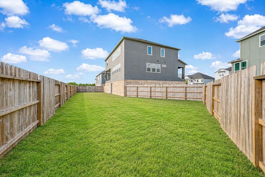 Big side backyard too! Feced Back yard!