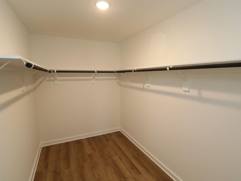 Spacious, unfurnished interior of a new home in Ambrose, La Marque (Image 9).