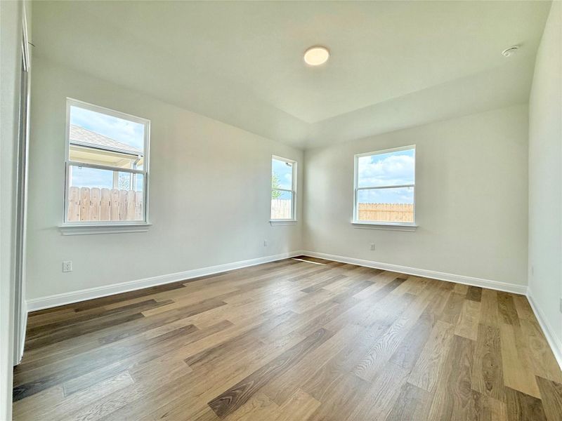 Spacious, unfurnished interior of a new home in Porter Country, Buda (Image 20).
