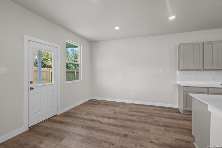 Spacious, unfurnished interior of a new home in Spring Creek, San Antonio (Image 32).