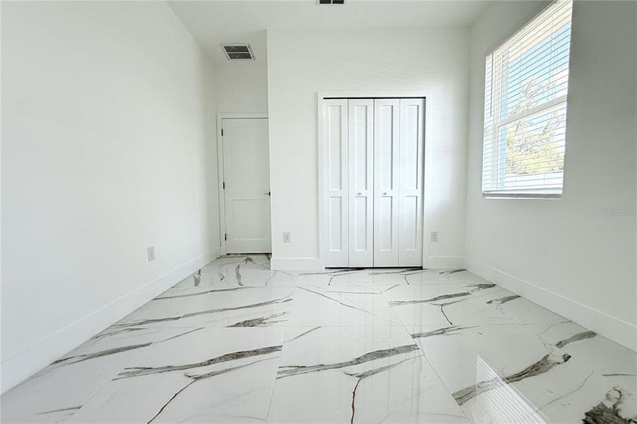 Spacious, unfurnished interior of a new home in , Tampa (Image 34).