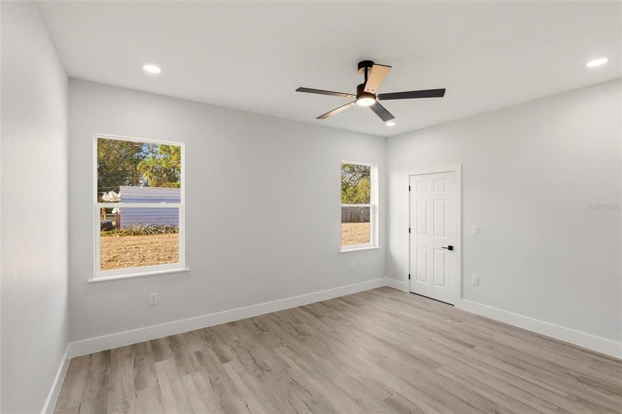 Spacious, unfurnished interior of a new home in , Sebring (Image 18).