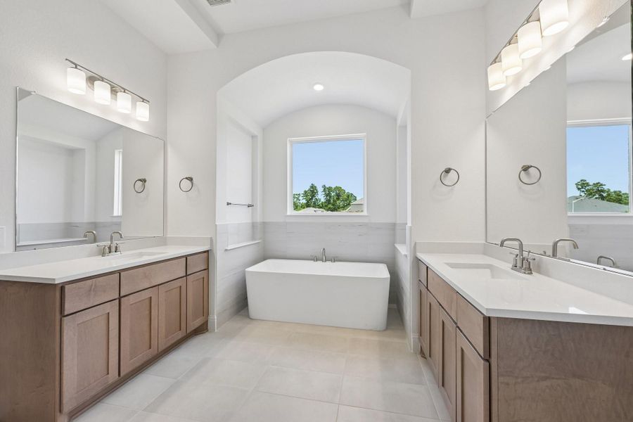 Furnished interior view inside a new home in Evergreen 70', Conroe (Image 10).