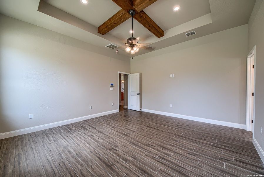 Spacious, unfurnished interior of a new home in , La Vernia (Image 19).