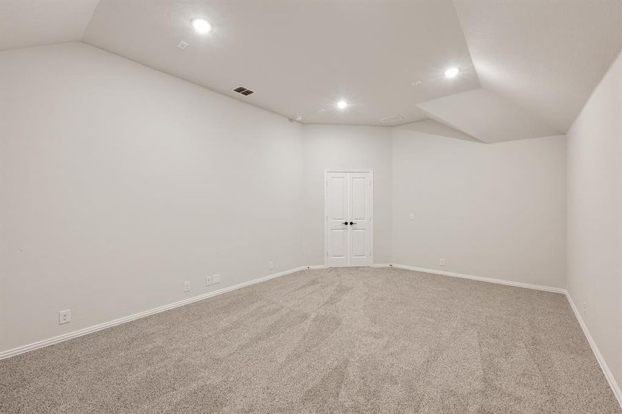 Spacious, unfurnished interior of a new home in Coyote Crossing, Godley (Image 25).