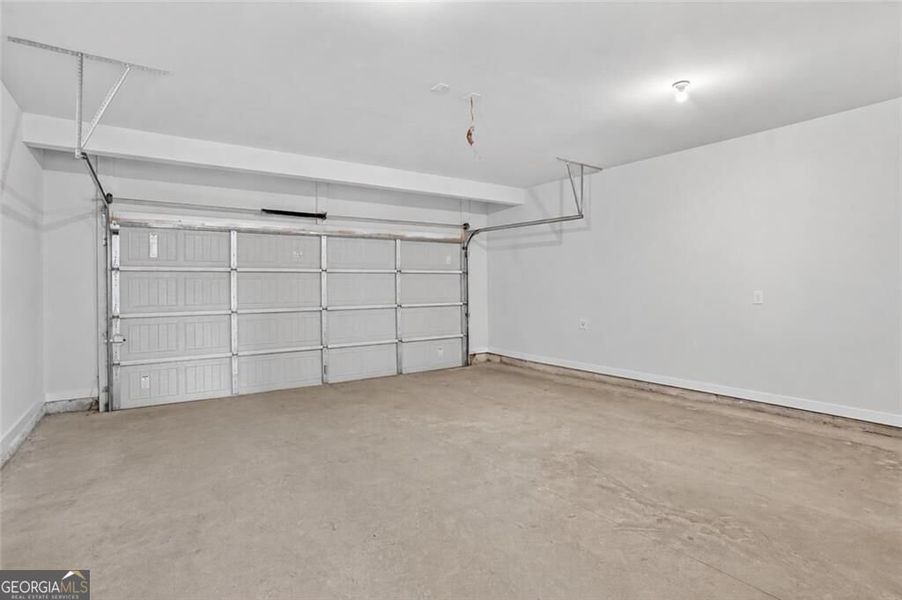 Spacious, unfurnished interior of a new home in The Fairways at Mirror Lake, Villa Rica (Image 69).