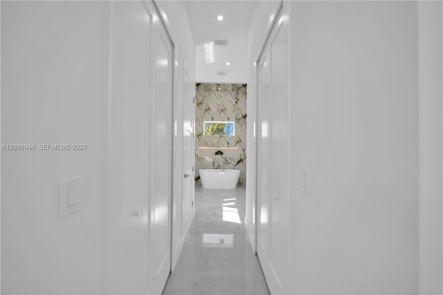 Spacious, unfurnished interior of a new home in , Lehigh Acres (Image 20).