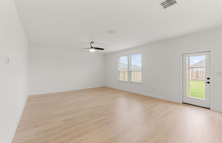 Spacious, unfurnished interior of a new home in Sunfield, Buda (Image 28).