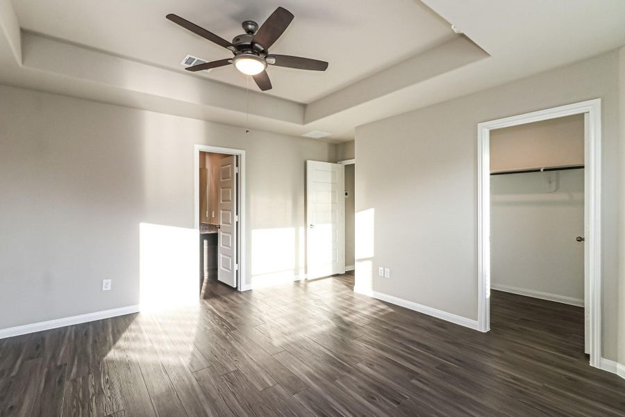 Spacious, unfurnished interior of a new home in Charleston Heights, Rosharon (Image 12).