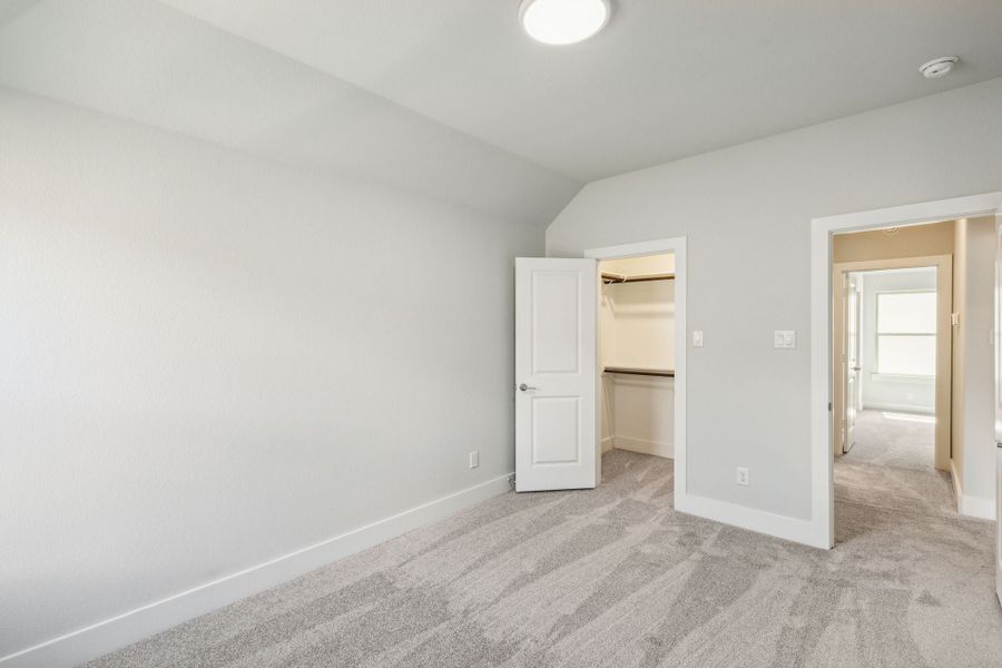Spacious, unfurnished interior of a new home in Dove Hollow, Waxahachie (Image 15).
