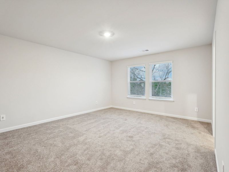 Spacious, unfurnished interior of a new home in Ivey Township, Dallas (Image 16).