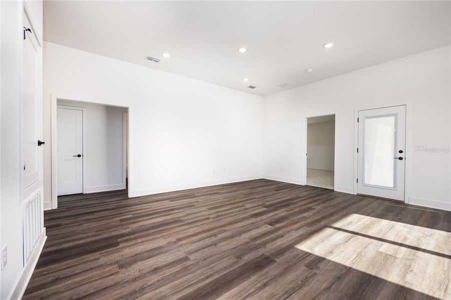 Spacious, unfurnished interior of a new home in Kirkland Farms, Alachua (Image 25).