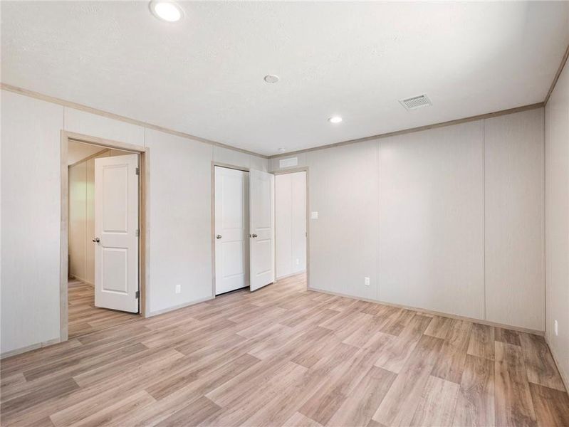 Spacious, unfurnished interior of a new home in , Gainesville (Image 24).