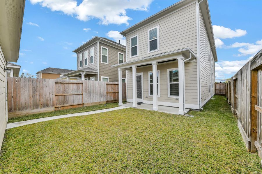 Exterior details and patio area of a home in Pearland Old Townsite, Pearland (Image 19).