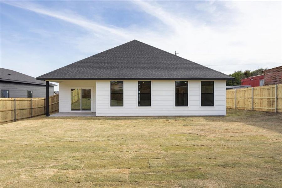 Exterior details and patio area of a home in , Granbury (Image 3).