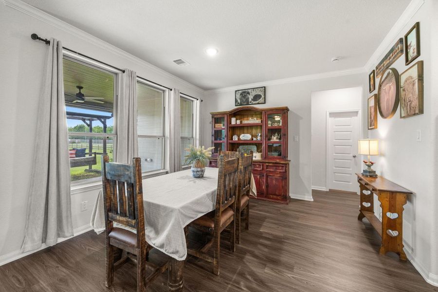 Light and bright dining area!