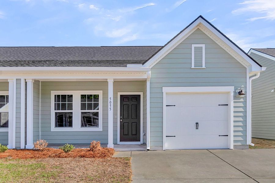 Exterior details and patio area of a home in Tea Farm, Ravenel (Image 3).
