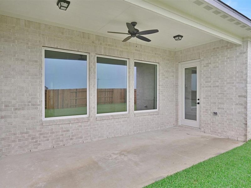 Exterior details and patio area of a home in Lago Mar, Texas City (Image 22).