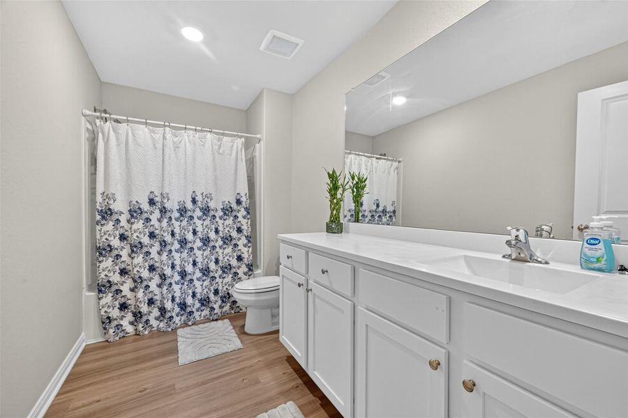 Secondary bathroom with tub/shower combo, additional vanity space. Secondary bathroom with tub/shower combo, additional vanity space.