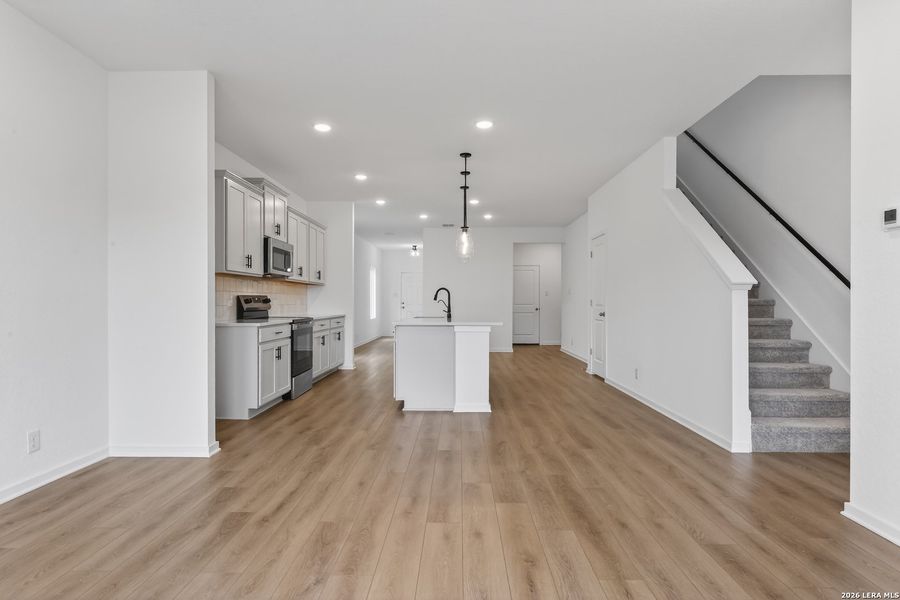Spacious, unfurnished interior of a new home in Hennersby Hollow, San Antonio (Image 19).