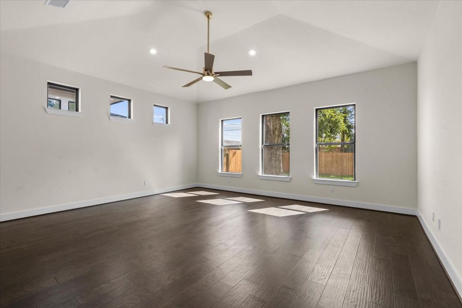 Spacious, unfurnished interior of a new home in , Houston (Image 20).