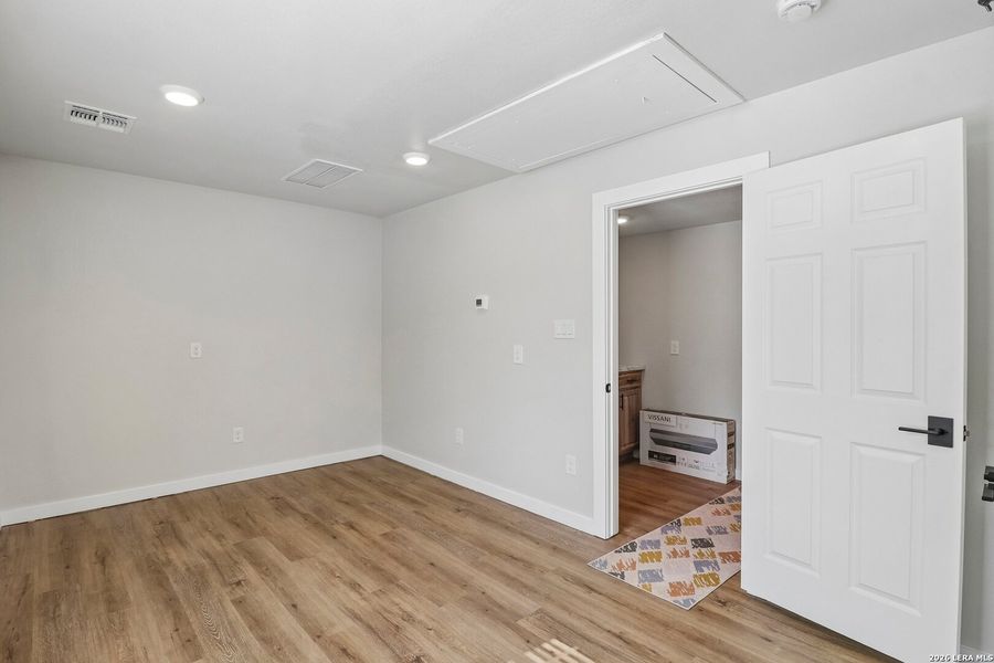 Spacious, unfurnished interior of a new home in , Bandera (Image 11).