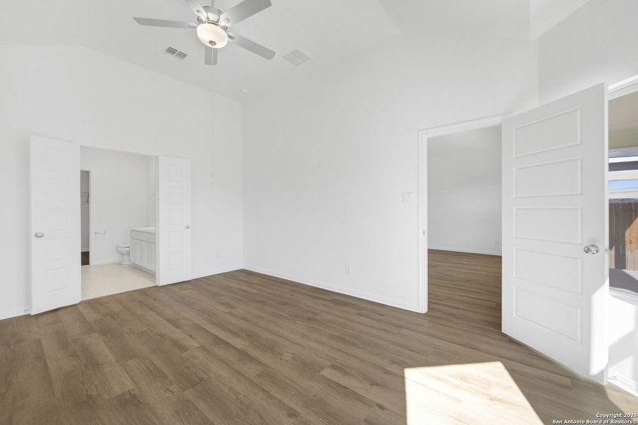 Spacious, unfurnished interior of a new home in Winding Brook, San Antonio (Image 31).