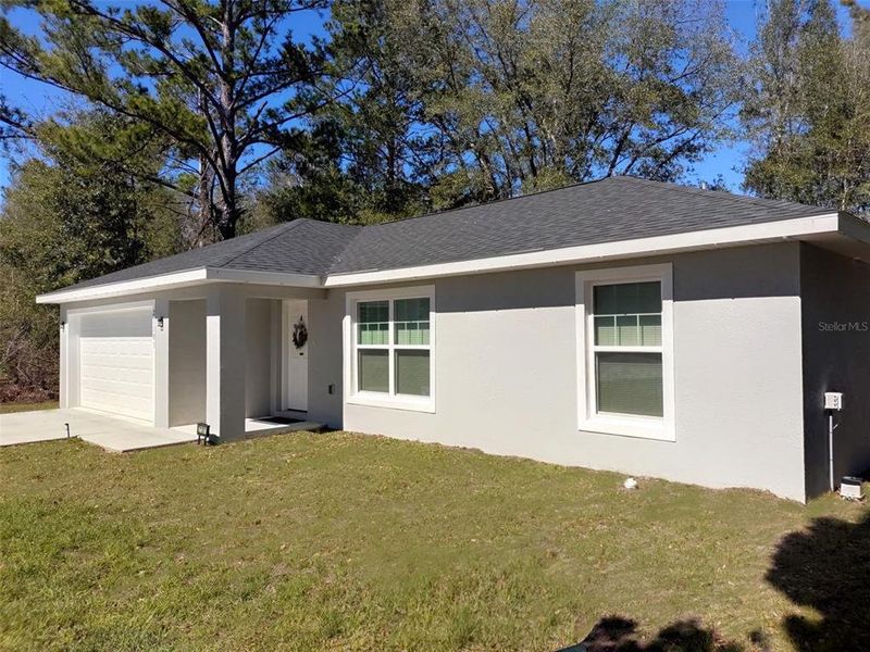Exterior details and patio area of a home in , Dunnellon (Image 19).