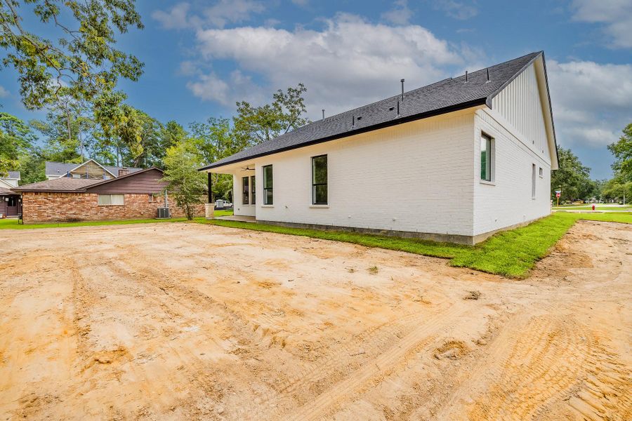 Backyard surrounded by mature trees, providing privacy, shade, and a serene, natural setting for relaxation and outdoor enjoyment. Backyard surrounded by mature trees, providing privacy, shade, and a serene, natural setting for relaxation and outdoor enjoyment.