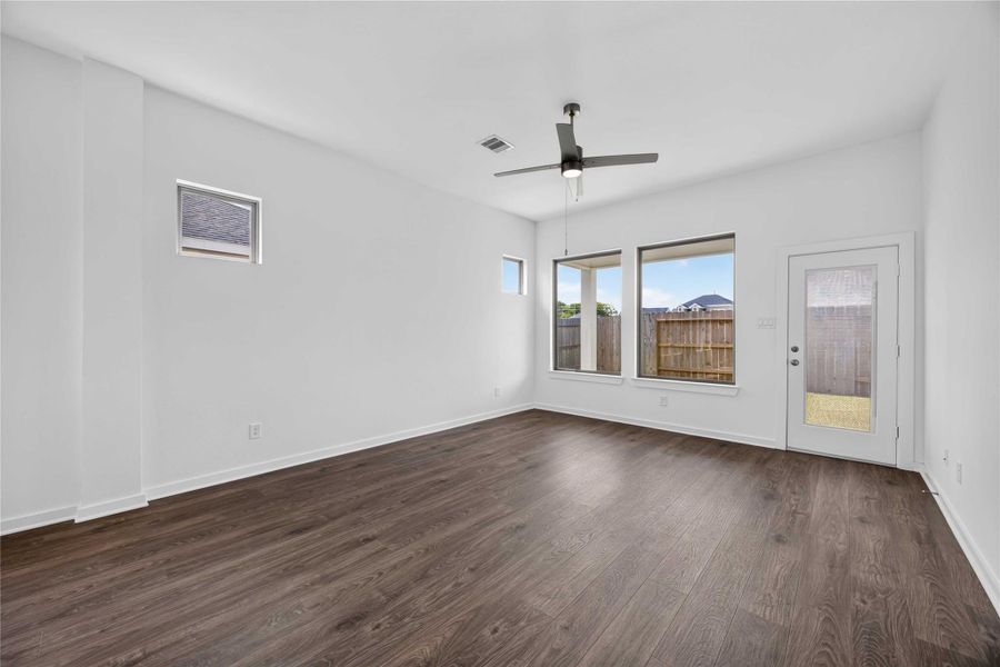 Spacious, unfurnished interior of a new home in La Segarra 40', Brookshire (Image 25).