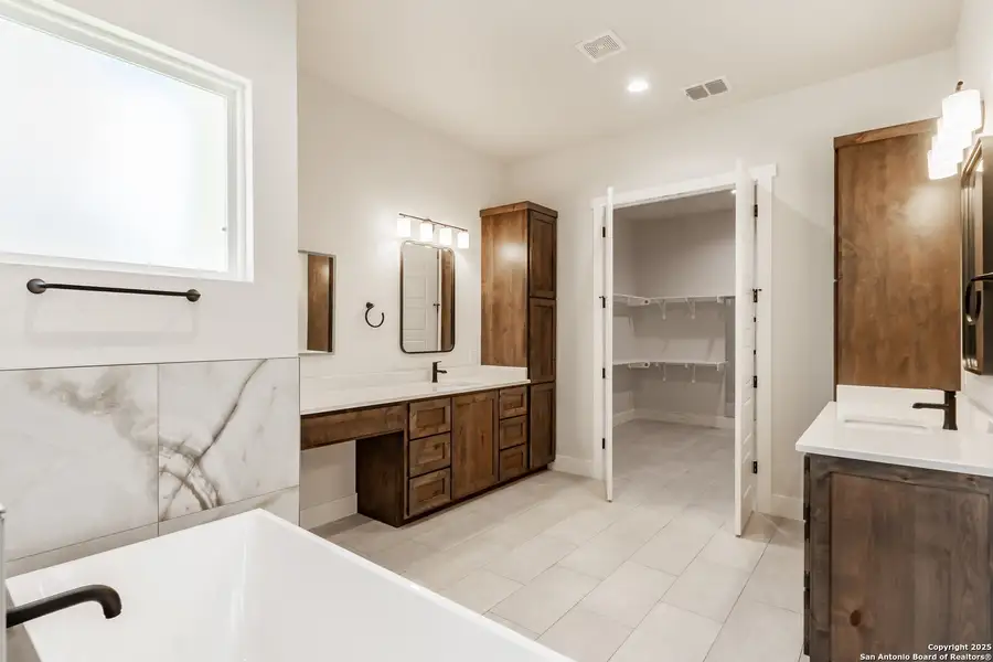 Furnished interior view inside a new home in , La Vernia (Image 7).