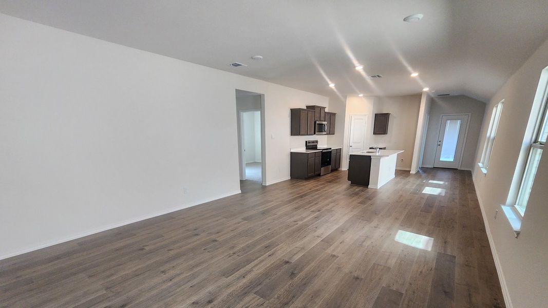 Spacious, unfurnished interior of a new home in Wildcat Ranch, Crandall (Image 7).