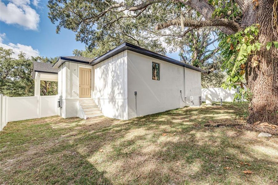 Exterior details and patio area of a home in , Tampa (Image 4).