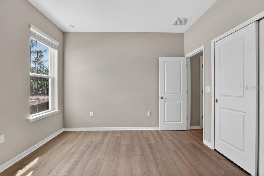 Spacious, unfurnished interior of a new home in Ardisia Park, New Smyrna Beach (Image 32).