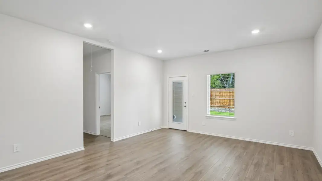 Spacious, unfurnished interior of a new home in Sweetwater Springs, Sherman (Image 5).