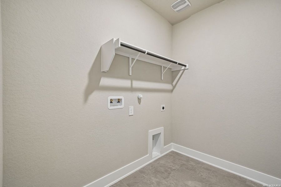 Spacious, unfurnished interior of a new home in Fox Falls, Boerne (Image 35).