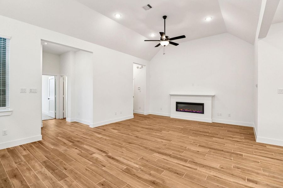 Spacious, unfurnished interior of a new home in Kresston 50's, Montgomery (Image 24).