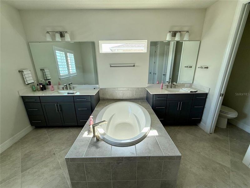 Furnished interior view inside a new home in , Orlando (Image 34).