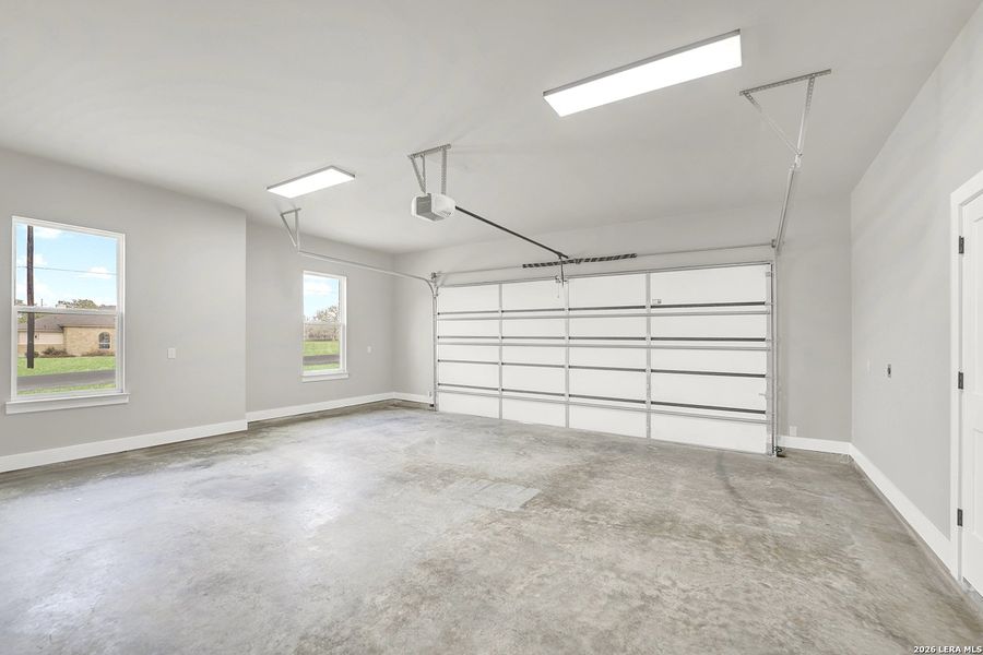 Spacious, unfurnished interior of a new home in , La Vernia (Image 36).