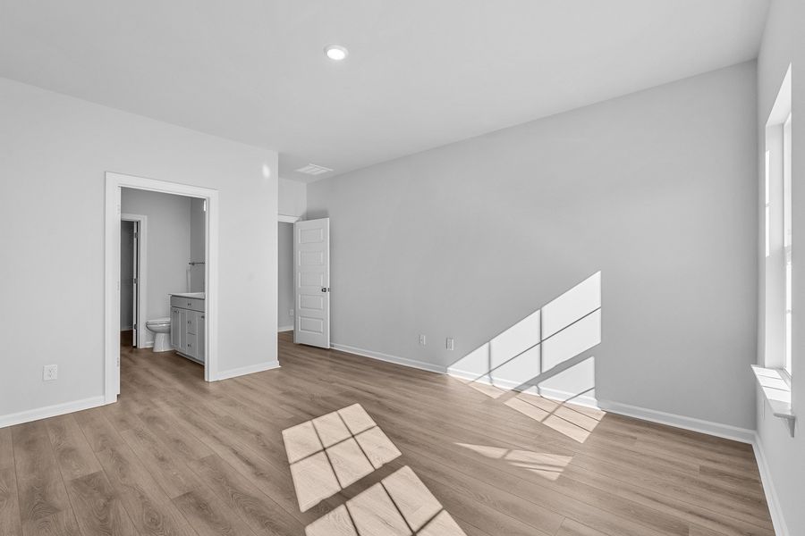 Spacious, unfurnished interior of a new home in Fieldstone, Lexington (Image 28).