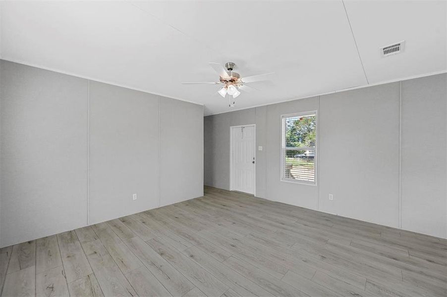 Spacious, unfurnished interior of a new home in , Granbury (Image 15).